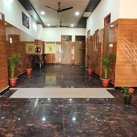 Отель Shree Radha Rani Dham, Near Iskcon And Prem Mandir Вриндавана Экстерьер фото